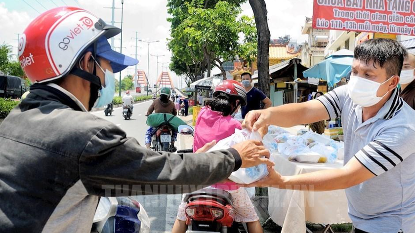 Người dân có hoàn cảnh khó khăn bị ảnh hưởng dịch COVID-19 được hỗ trợ nhu yếu phẩm. Ảnh: hcmcpv.org.vn