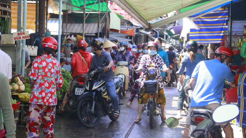 Cần Thơ ngày đầu giãn cách xã hội: Nhiều chợ truyền thống ở 2 quận trung tâm vẫn hoạt động