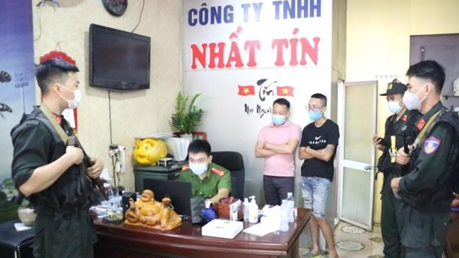 Lực lượng công an tiến hành khám xét tại một công ty dịch vụ tài chính trong đường dây cho vay lãi "cắt cổ" liên tỉnh.