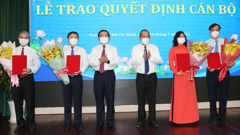 Phó Thủ tướng Thường trực Chính phủ Trương Hòa Bình và Bí thư Thành ủy TPHCM Nguyễn Văn chúc mừng các đồng chí Phó Chủ tịch UBND TPHCM nhiệm kỳ 2021-2026. Ảnh: VGP/Mạnh Hùng