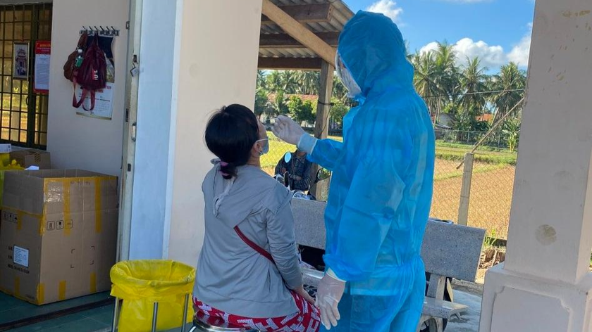 Lấy mẫu test nhanh COVID-19 cho người dân Hoài Nhơn. Ảnh: Tiểu ban tuyên truyền phòng, chống dịch COVID-19 Bình Định.