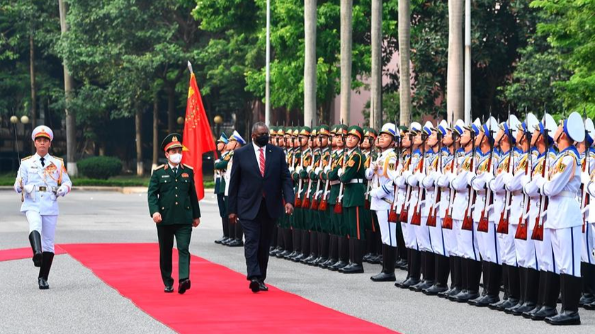 Bộ trưởng Phan Văn Giang và Bộ trưởng Lloyd Austin duyệt Đội danh dự QĐND Việt Nam. Ảnh: QĐND