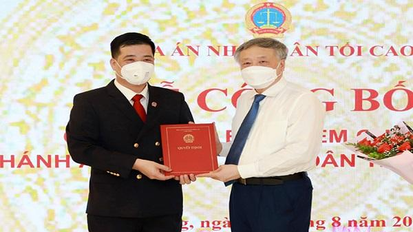 Chánh án TANDTC Nguyễn Hòa Bình trao Quyết định bổ nhiệm Chánh án TAND tỉnh cho ông Thân Quốc Hùng. Ảnh: Duy Tuấn