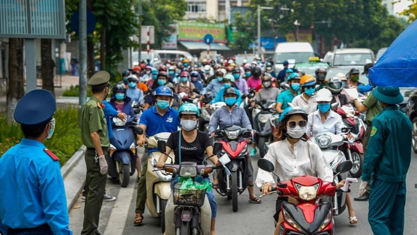 Ùn ứ xảy ra khi Hà Nội yêu cầu người ra đường phải xuất trình cả lịch trực, lịch làm việc... kèm giấy đi đường. Ảnh: Tùng Giang/LĐO