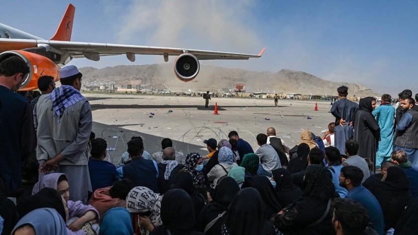 Còn rất nhiều người vẫn đang chờ các chuyến bay sơ tán để được rời khỏi Afghanistan ở sân bay Kabul. Ảnh: iceland.bpositivenow