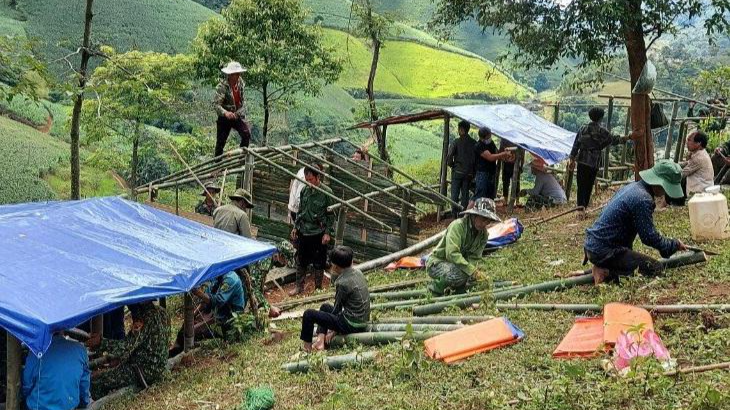 Người dân Sơn La dựng nhà bạt, lán tre đón người từ vùng dịch trở về.