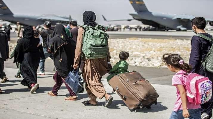Còn hàng nghìn người Afghanistan chờ các chuyến bay sơ tán ở sân bay Kabul. Ảnh; AP