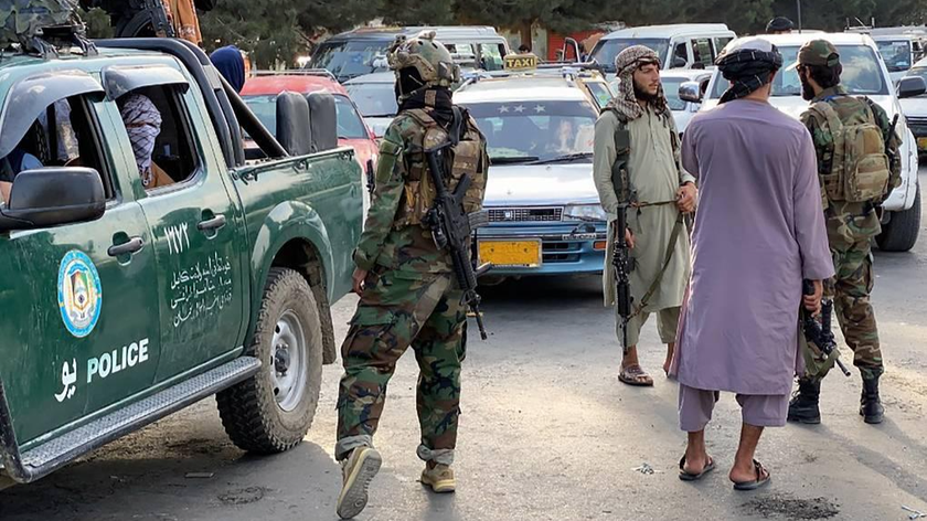 Lực lượng Taliban kiểm soát an ninh bên ngoài sân bay Kabul trước ngày 31/8/2021. Ảnh: TASS