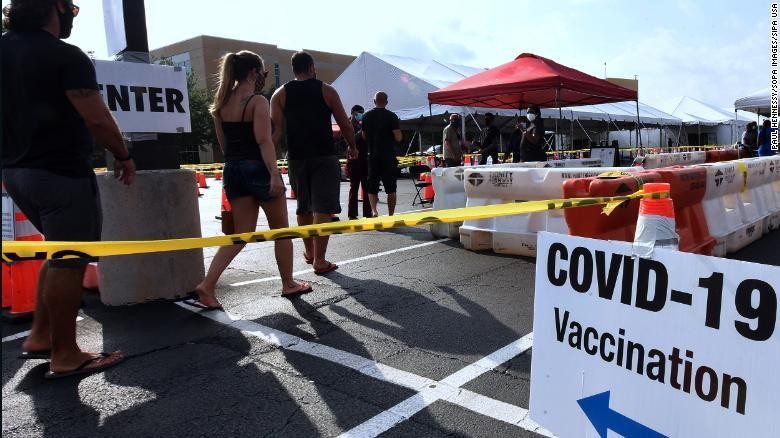 Người dân tại điểm tiêm chủng vaccine phòng COVID-19 do FEMA hỗ trợ tại Trường Cao đẳng Bang Valencia. Ảnh: CNN