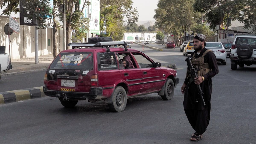 Chiến binh Taliban tại Chốt kiểm tra trên một con phố chính ở Kabul. Ảnh: ChinaDaily (chụp ngày 29/8/2021)