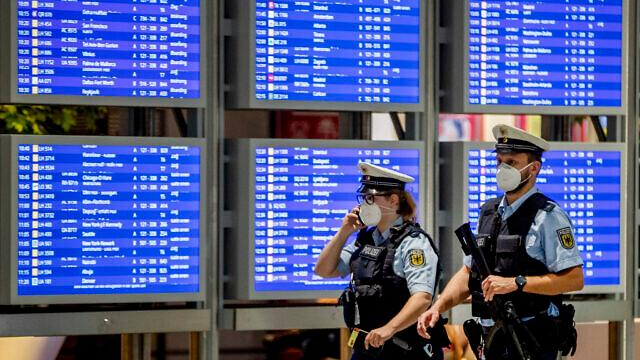 Các sĩ quan cảnh sát Đức kiểm tra an ninh trong nhà ga tại sân bay Frankfurt, Đức. Ảnh: AP (chụp ngày 11/5/2021)