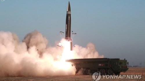 Một loại tên lửa dẫn đường chiến thuật mới được phóng từ thị trấn Hamju, tỉnh Nam Hamgyong của Triều Tiên, vào ngày 25/3/2021. Ảnh: Hãng thông tấn trung ương của Triều Tiên (KCNA) công bố phát qua Yonhap.