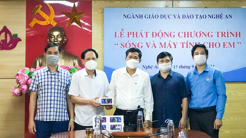 Ban Dân vận tỉnh ủy Nghệ An trao tặng điện thoại thông minh cho học sinh khó khăn trên địa bàn qua chương trình "Sóng và máy tính cho em".