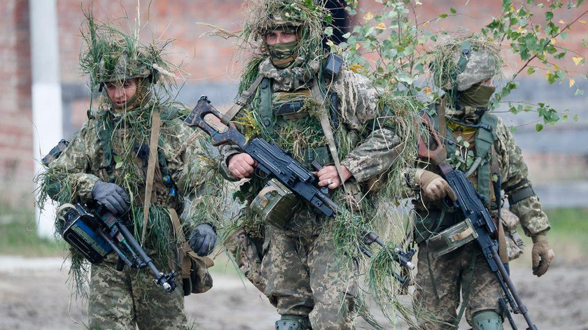 Các quân nhân tham gia cuộc tập trận quân sự "RAPID TRIDENT-2021" tại Trung tâm An ninh Gìn giữ Hòa bình Quốc tế của Ukraine gần Yavoriv trong vùng Lviv, Ukraine. Ảnh: Reuters (chụp ngày 24/9/2021).