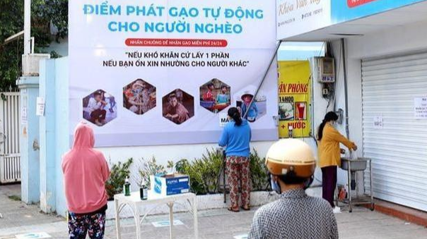 "ATM gạo", phát gạo tự động miễn phí - một hình thức trợ giúp có ý nghĩa với cộng đồng.