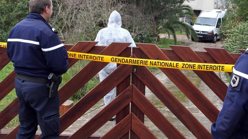 Khám xét hiện trường nơi phát hiện thi thể của kẻ giết người hàng loạt và hiếp dâm trẻ em khét tiếng ở Le Grau-du-Roi. Ảnh: AFP