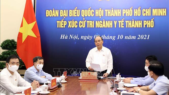 Chủ tịch nước Nguyễn Xuân Phúc tiếp xúc cử tri ngành y tế TPHCM theo hình thức trực tuyến. Ảnh: TTXVN