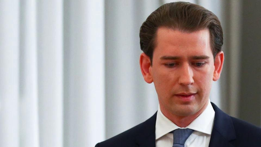 Thủ tướng Áo Sebastian Kurz rời đi sau khi đưa ra tuyên bố từ chức tại Phủ Thủ tướng ở Vienna, Áo ngày 9/10/2021. Ảnh: Reuters