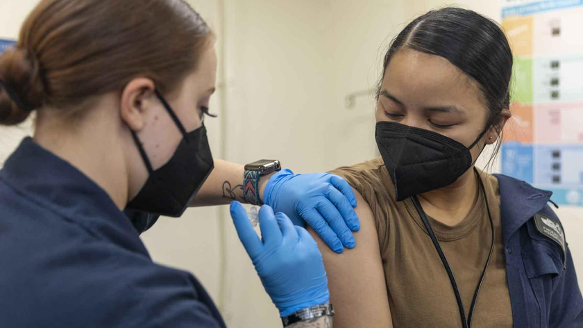 Vaccine đạt hiệu quả cao nhất khi mọi người đều được tiêm. Ảnh: Military (Thủy thủ Hải quân Hoa Kỳ trên tàu USS Iwo Jima tiêm vaccine tại khu y tế của tàu ngày 24/4/2021)