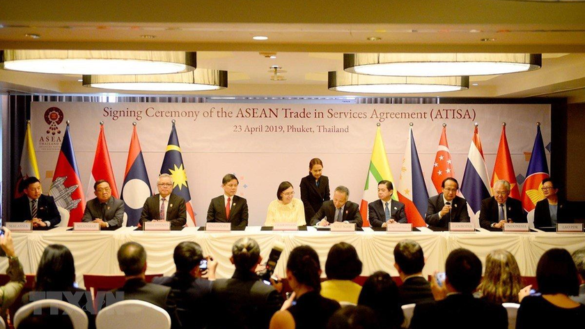 Ngày 23/4/2019, tại Thái Lan, các Bộ trưởng Kinh tế ASEAN ký kết hai văn kiện về ATISA và ACIA. Ảnh: TTXVN