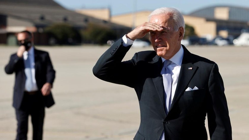 Tổng thống Hoa Kỳ Joe Biden phát biểu trước truyền thông khi ông lên Không lực Một ngày 20/10/2021. Ảnh: Reuters