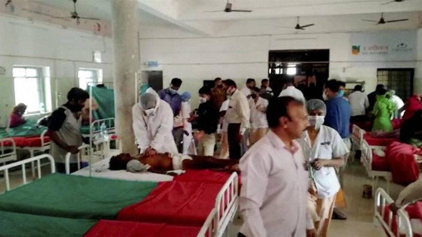 Những bệnh nhân bị thương đang được điều trị sau khi đám cháy xảy ra tại ICU của Bệnh viện Dân sự ở Ahmednagar vào ngày 6/11/2021. Ảnh: PTI