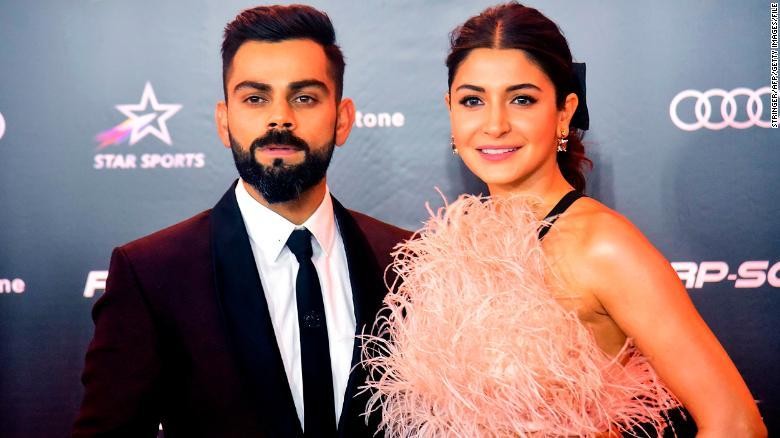 Virat Kohli cùng vợ, nữ diễn viên Bollywood Anushka Sharma tham dự buổi lễ vinh danh thể thao hàng năm của Ấn Độ ở Mumbai. Ảnh: CNN