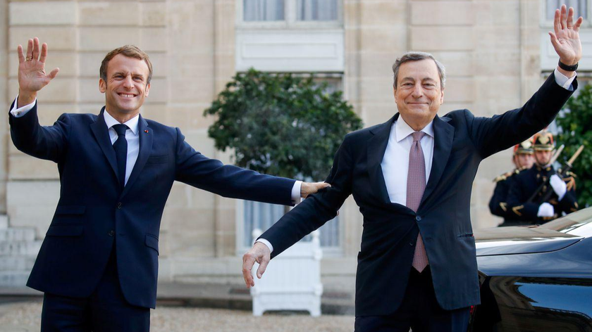 Tổng thống Pháp Emmanuel Macron chào mừng Thủ tướng Italy Mario Draghi trước thềm hội nghị thượng đỉnh quốc tế về Libya, tại Paris, Pháp, ngày 12/11/2021. Ảnh: Reuters