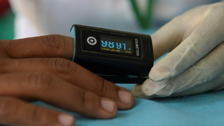Máy đo oxy sử dụng trong hoạt động y tế. Ảnh: AFP