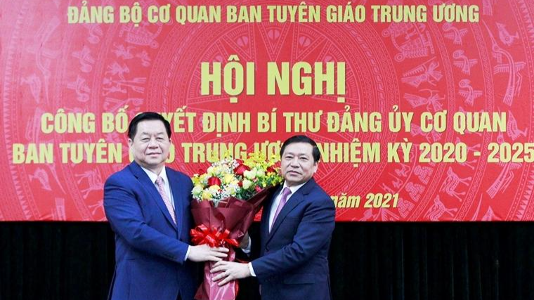 Ông Nguyễn Trọng Nghĩa, Bí thư Trung ương Đảng, Trưởng ban Tuyên giáo Trung ương chúc mừng ông Lại Xuân Môn được chỉ định làm Bí thư Đảng ủy Cơ quan Ban Tuyên giáo Trung ương.