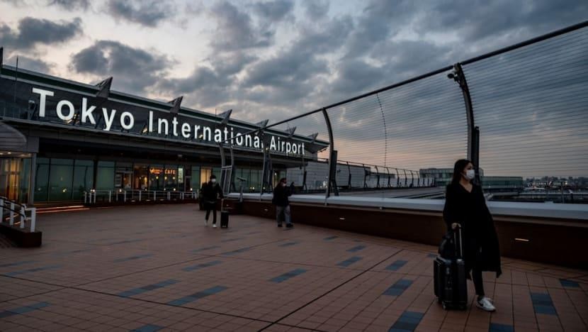 Du khách tại đài quan sát ở sân bay Haneda, Tokyo. Ảnh: AFP