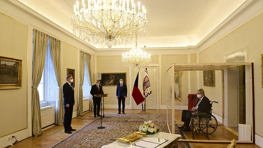 Tổng thống Czech thực hiện việc bổ nhiệm Thủ tướng từ một phòng bằng kính. Ảnh: Reuters