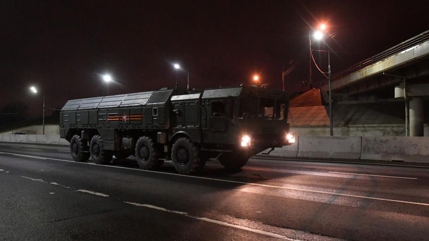 Một bệ phóng tên lửa đạn đạo Iskander-M di chuyển trong quá trình di chuyển từ bãi tập Alabino tới Moscow, thuộc vùng Moscow, Nga. Ảnh: Sputnik