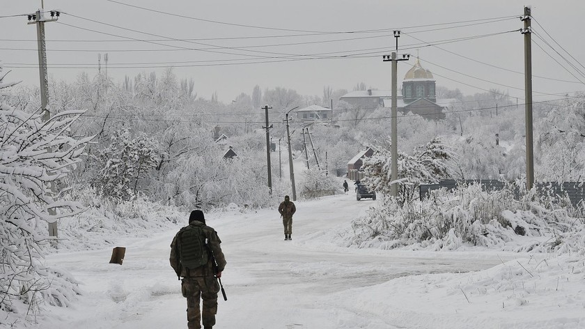 Các binh sĩ Ukraine tuần tra làng Verkhnotoretske ở quận Yasynuvata của vùng Donetsk. Ảnh: AP