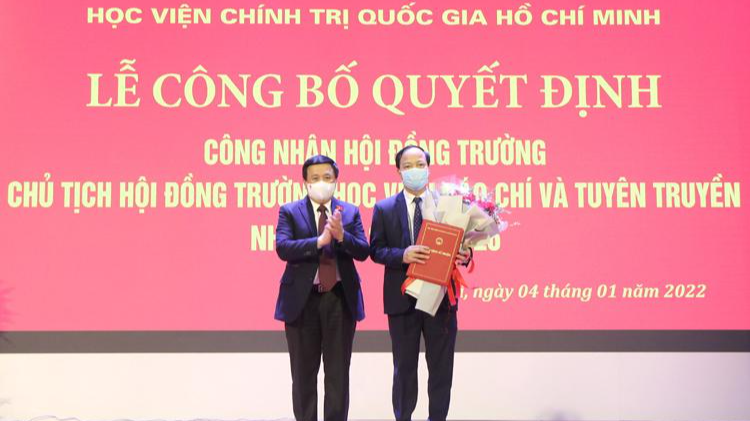 GS.TS Nguyễn Xuân Thắng trao quyết định và chúc mừng PGS.TS Mai Đức Ngọc. Ảnh: VGP