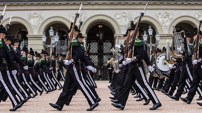 Các thành viên của Đội cận vệ Hoàng gia Na Uy diễu hành trước Cung điện Hoàng gia ở Oslo. Ảnh: AFP