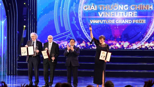 Thủ tướng Chính phủ Phạm Minh Chính đã trao Giải thưởng Chính (VinFuture Grand Prize) cho ba nhà khoa học Katalin Kariko, Drew Weissman (Mỹ) và Pieter Cullis (Canada). Ảnh: VGP/Nhật Bắc