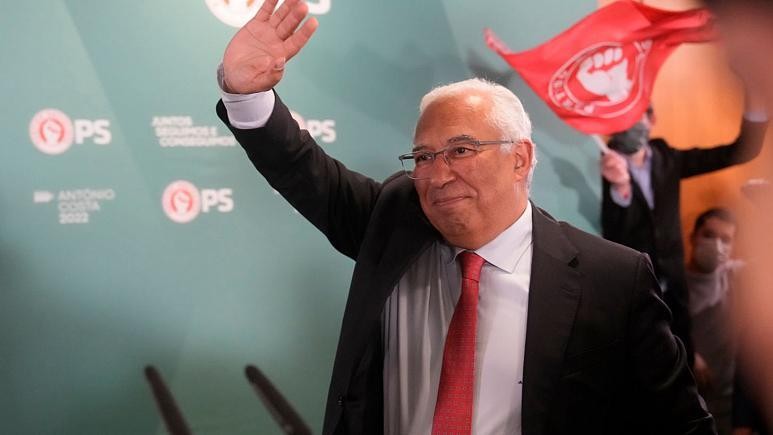 Thủ tướng Bồ Đào Nha, Tổng thư ký Đảng Xã hội Antonio Costa vẫy tay chào những người ủng hộ sau kết quả bầu cử. Ảnh: AP