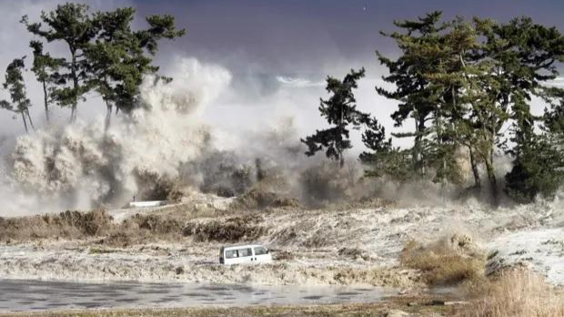 Sóng thần ập vào bờ biển Minamisoma ở tỉnh Fukushima ngày 11/3/2011 Ảnh: JIJI PRESS / AFP / Getty Images