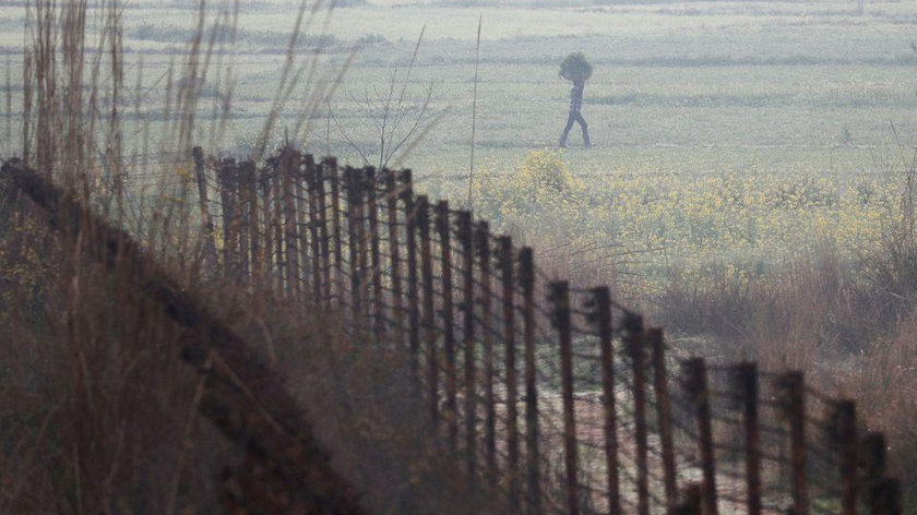 Khu biên giới có hàng rào giữa Ấn Độ-Pakistan trong khu vực Ranbir Singh Pura gần Jammu. Ảnh: Reuters (chụp ngày 1/3/2019)