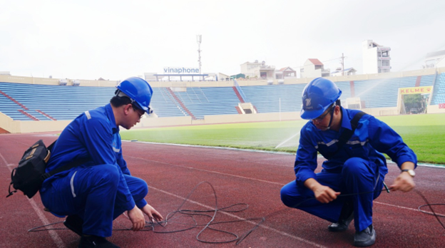 Các chuyên gia kỹ thuật VNPT gấp rút lắp đặt, kiểm tra hạ tầng kỹ thuật tại các trung tâm báo chí, truyền hình và điểm thi đấu.