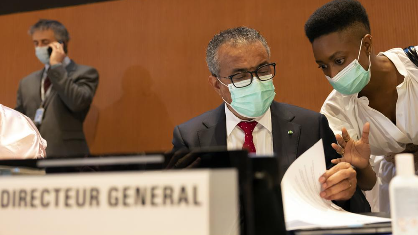 Ông Tedros Adhanom Ghebreyesus (trái), Tổng Giám đốc WHO, nói chuyện với một nhân viên trong ngày họp đầu tiên của Đại hội đồng Y tế Thế giới lần thứ 75 tại trụ sở Châu Âu của Liên hợp quốc ở Geneva, Thụy Sĩ, ngày 22/5/2022. Ảnh: Keystone qua AP