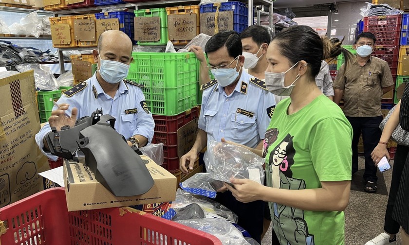 Lực lượng Quản lý thị trường đang làm việc với đại diện cửa hàng kinh doanh phụ tùng xe máy trong Chợ Tân Thành.