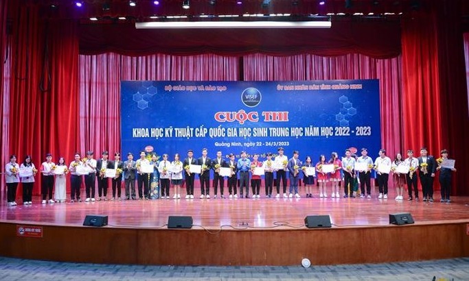 Các em học sinh có dự án đoạt giải Nhì nhận giải thưởng từ ban tổ chức.