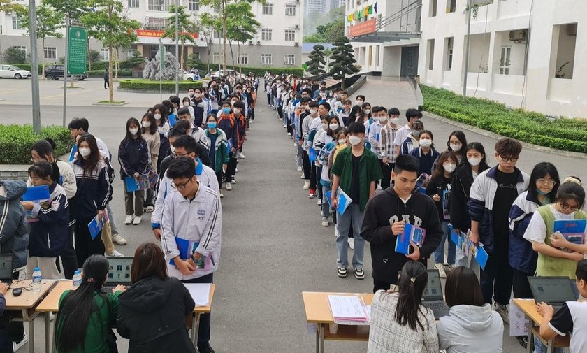 Thí sinh xếp hàng làm thủ tục dự thi tại Trường Đại học Tài nguyên Môi trường Hà Nội. Ảnh: VNU