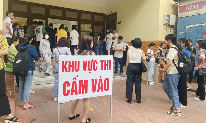 Khu vực trước cửa phòng thi sáng nay.