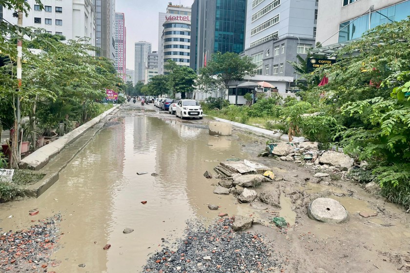 Đoạn đường biến thành sông mỗi khi mưa đến.