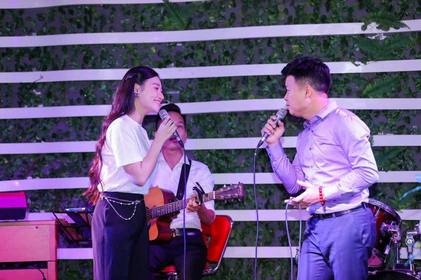 Tiết mục song ca của hai ca sĩ Vũ Thắng Lợi và Minh Ngọc. (Ảnh: Hòa Nguyễn)