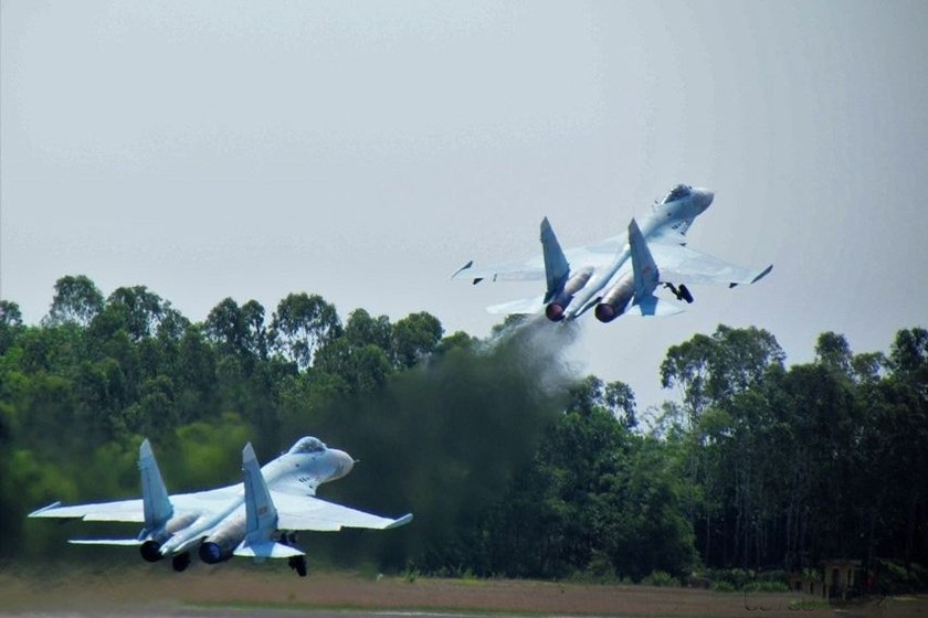 Tổ bay Su-MK2 xuất kích. (Ảnh: Khánh Trình)