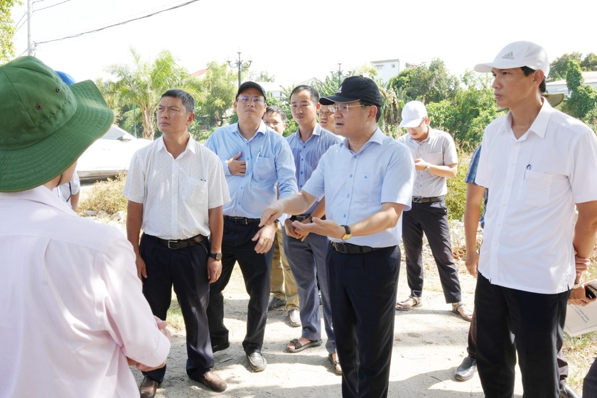 Lãnh đạo UBND tỉnh kiểm tra công trường, yêu cầu nhà thầu đẩy nhanh tiến độ thi công. (Ảnh: PV) 